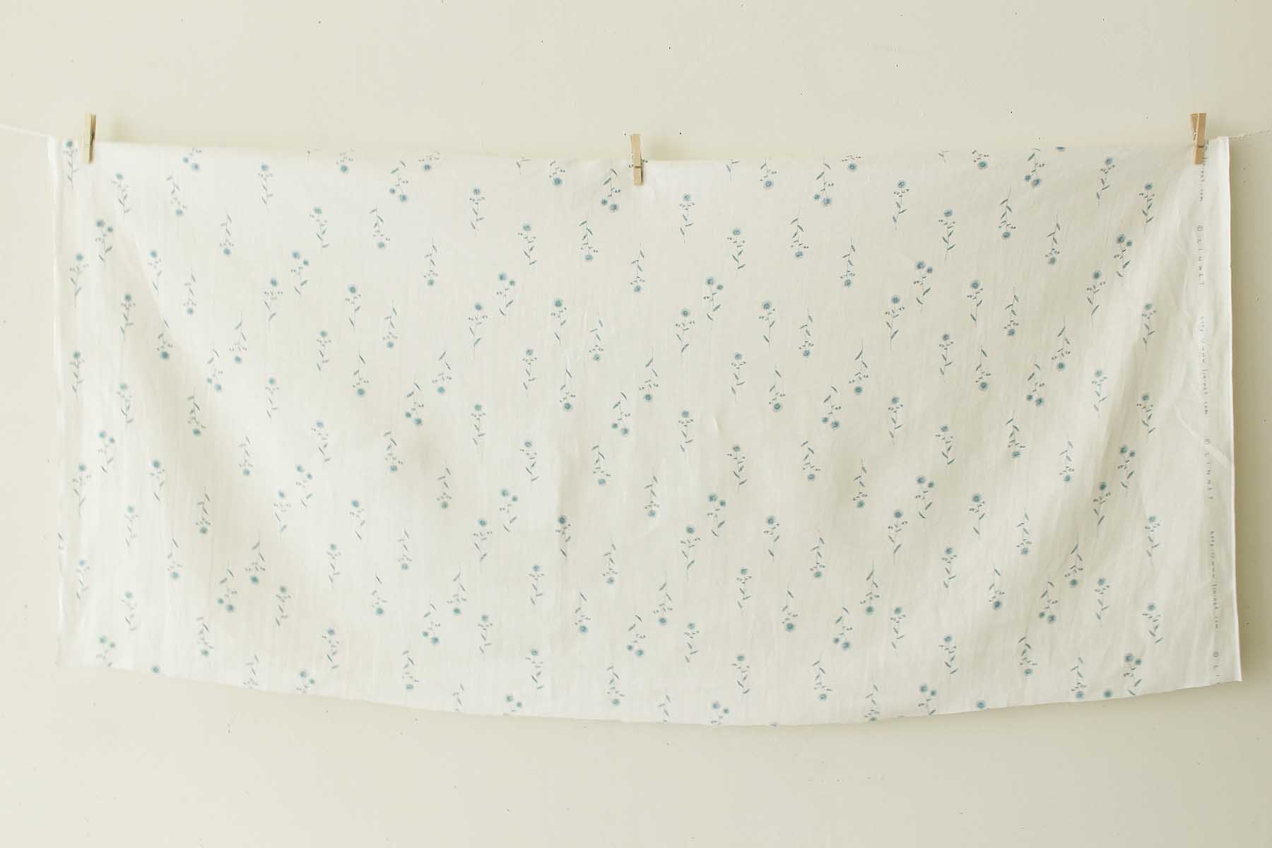 LINNETリネンプリント <br /> ハルジオン 白-ブルー